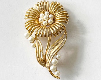 Lisner Flower Brooch Gold Tone Faux Pearl Signed Womens Vintage Pin