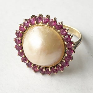 1980s Mabe Pearl Ring Rubies 18K Yellow Gold Statement Womens Vintage 5.25