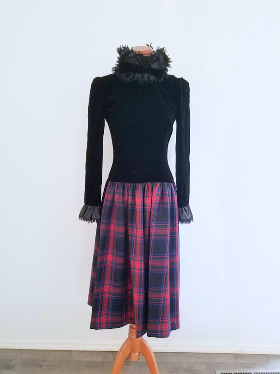 Oscar de la Renta, 1980s Oscar de la Renta Dress Statement Collar Black Velvet Women’s Vintage Medium