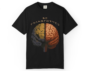 Puede incluir: Camiseta negra con un diseño de cerebro dividido en mitades doradas y marrón rojizo. El texto "BE TRANSFORMED" está impreso en dorado sobre el cerebro. La camiseta tiene mangas cortas y cuello redondo. El diseño está centrado.