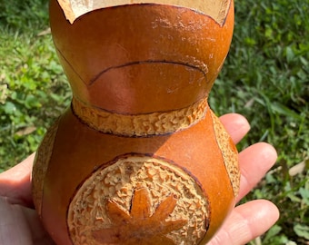 Vaso vintage in zucca peruviana intagliata con decorazioni incise, tipo mate burilado.