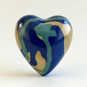Handgemachtes Herz aus Ton | Sinnvolles Geschenk für Ihn | Geburtstagsgeschenk | Schreibtisch-Andenken | Blau-Gold
