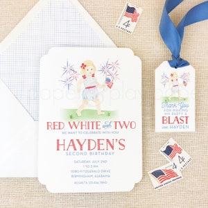 Pode incluir: Convite de anivers&aacute;rio vermelho, branco e azul com uma menina de desenho animado segurando fogos de artif&iacute;cio. O convite diz "Red, White and Two" e "Hayden's Second Birthday". O convite inclui a data, a hora, o endere&ccedil;o e as informa&ccedil;&otilde;es de arrependimentos.