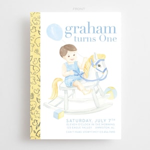 Pu&ograve; includere: Un'illustrazione ad acquerello di un bambino che cavalca un cavallo a dondolo. Indossa una camicia a quadri blu e bianca e tiene un palloncino blu. Il testo "graham turns One" &egrave; scritto in lettere blu sopra l'illustrazione. Il testo "SATURDAY, JULY 7TH ELEVEN O'CLOCK IN THE MORNING 123 EAGLE VALLEY ANNISTON, AL CAN'T MAKE STORYTIME? 123 456.7890" &egrave; scritto sotto l'illustrazione.