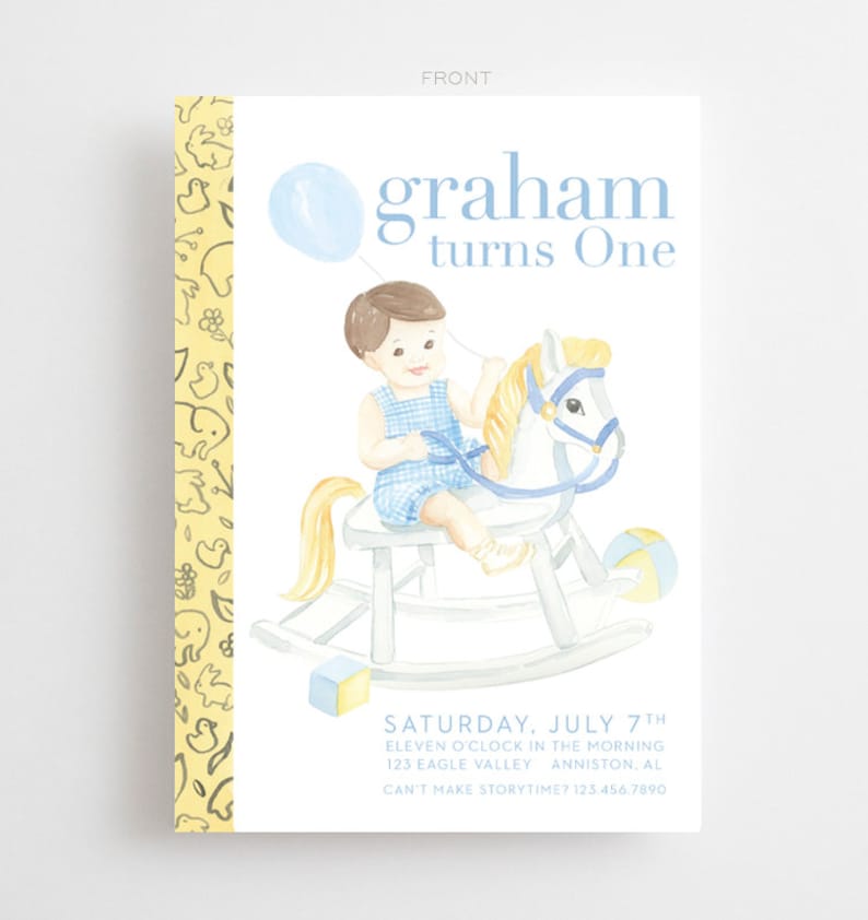 Pu&ograve; includere: Un'illustrazione ad acquerello di un bambino che cavalca un cavallo a dondolo. Indossa una camicia a quadri blu e bianca e tiene un palloncino blu. Il testo "graham turns One" &egrave; scritto in lettere blu sopra l'illustrazione. Il testo "SATURDAY, JULY 7TH ELEVEN O'CLOCK IN THE MORNING 123 EAGLE VALLEY ANNISTON, AL CAN'T MAKE STORYTIME? 123 456.7890" &egrave; scritto sotto l'illustrazione.