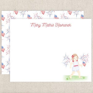 Pode incluir: Um cart&atilde;o branco com uma borda de padr&atilde;o de fogos de artif&iacute;cio vermelho, branco e azul. O cart&atilde;o tem o texto "Mary Mathis Havranek" impresso em vermelho cursivo. O cart&atilde;o apresenta uma ilustra&ccedil;&atilde;o de aquarela de uma menina com um vestido vermelho, branco e azul segurando fogos de artif&iacute;cio.