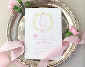 Puede incluir: Una invitación de princesa rosa y amarilla con una gran letra Q en un marco dorado. La invitación dice "Érase una vez en un reino no tan lejos, vivía una hermosa princesa llamada Quinn. En honor al cuarto cumpleaños de la princesa, únase a nosotros para una celebración especial. Sábado de enero a las 2:00 pm 111 Grey Creek Space, Hatfield.  RSVP solo al 22."