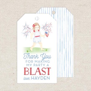 Pode incluir: Uma etiqueta de agradecimento vermelha, branca e azul com uma menina segurando fogos de artif&iacute;cio e uma pequena bandeira americana. A etiqueta diz "Obrigado por fazer da minha festa uma EXPLOS&Atilde;O com amor, HAYDEN".
