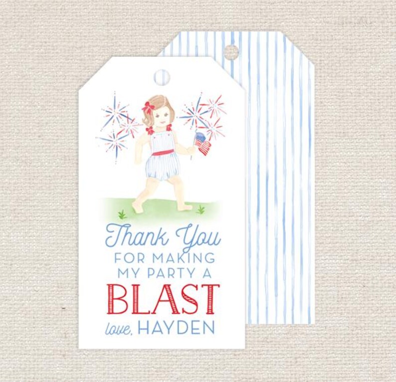 Pode incluir: Uma etiqueta de agradecimento vermelha, branca e azul com uma menina segurando fogos de artif&iacute;cio e uma pequena bandeira americana. A etiqueta diz "Obrigado por fazer da minha festa uma EXPLOS&Atilde;O com amor, HAYDEN".