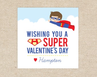Könnte beinhalten: Eine Valentinstagskarte mit einem Cartoon-Superhelden, der mit einem roten Umhang im Himmel fliegt und dem Text "Wishing you a super Valentine's Day" und "Hampton".