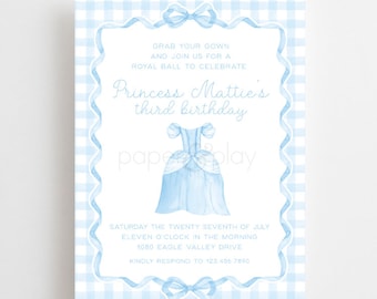 Puede incluir: Una invitación de fiesta de cumpleaños con estampado de cuadros vichy azul y blanco con un borde blanco y un lazo de cinta azul. La invitación es para una fiesta de cumpleaños con temática de princesa para Mattie. El texto de la invitación dice: "Toma tu vestido y únete a nosotros para un baile real para celebrar el tercer cumpleaños de la princesa Mattie. Sábado 27 de julio a las once de la mañana 1080 Eagle Valley Drive Responde amablemente al 123 456 7890".