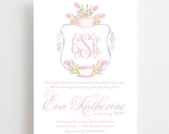 Puede incluir: Una invitación a una fiesta de té en rosa y azul con una ilustración de acuarela de una taza de té y flores. La invitación es para una niña llamada Eva Katherine que cumple dos años. El texto de la invitación dice: "Ponte tu vestido más bonito y las perlas de tu madre. Vamos a tener una fiesta de té solo para chicas! Eva Katherine cumple DOS! Sábado 13 de noviembre a las 11:00 am. En nuestra casa - 255 Meadows Drive. Confirma tu asistencia: 123.456.7890"
