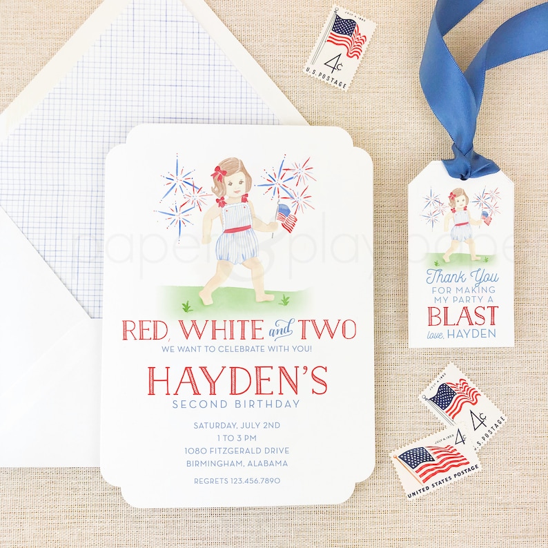 Pode incluir: Um convite vermelho, branco e azul para uma festa de segundo anivers&aacute;rio. O convite apresenta uma menina segurando uma pequena bandeira americana e fogos de artif&iacute;cio no fundo. O texto do convite diz: "Red, White and Two, We want to celebrate with you! Hayden's Second Birthday, Saturday, July 2nd, 1 to 3 PM, 1080 Fitzgerald Drive, Birmingham, Alabama, Regrets 123.456.7890".