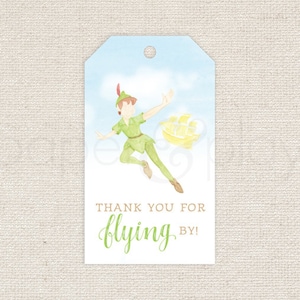 Può includere: Un'etichetta di ringraziamento blu chiaro con un'illustrazione ad acquerello di Peter Pan che vola con una nave. Il testo sull'etichetta dice "Grazie per essere passato!"