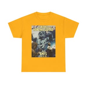 Könnte beinhalten: Senfgelbes T-Shirt mit einem Aufdruck mit der Aufschrift "THE NIGHT OF THE HOWLING GUITAR" und "Feat. BMFS 10.31.25". Die Grafik zeigt Bilder von Musikern, die Instrumente spielen.