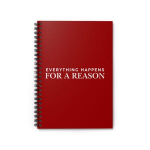 Peut inclure: Un cahier rouge à spirale avec le texte "EVERYTHING HAPPENS FOR A REASON" en blanc. Le cahier a une reliure à spirale noire et une couverture rouge unie.