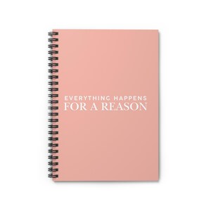 Peut inclure: Un carnet à spirales avec une couverture rose saumon. Le texte "EVERYTHING HAPPENS FOR A REASON" est imprimé en blanc. Le carnet a une reliure à spirales noire.