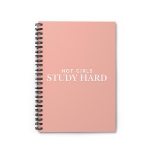 Peut inclure: Un cahier à spirales de couleur saumon. Le texte blanc "HOT GIRLS STUDY HARD" est imprimé sur la couverture. Le cahier a une reliure à spirales noire.