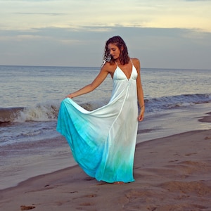 L'abito sirena nel Mar Mediterraneo, abito ombre blu, abito senza schienale, abito maxi, abito da resort, copertura da spiaggia, abito da luna di miele immagine 1