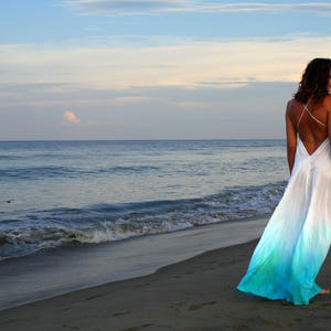 L'abito sirena nel Mar Mediterraneo, abito ombre blu, abito senza schienale, abito maxi, abito da resort, copertura da spiaggia, abito da luna di miele immagine 2