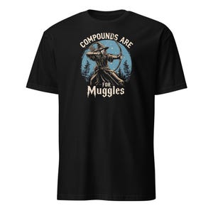 Pode incluir: T-shirt preta com um gráfico de um mago a apontar um arco e flecha. O design inclui o texto "COMPOUNDS ARE FOR MUGGLES". O mago está situado num fundo de floresta azul e verde. O texto está numa fonte circular e estilizada.