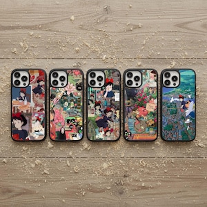 Könnte beinhalten: Fünf schwarze Handyhüllen mit farbenfrohen Illustrationen im Anime-Stil. Jede Hülle hat ein anderes Design, darunter Szenen mit einem jungen Mädchen mit roter Schleife, Blumen und Stadtlandschaften. Die Hüllen werden auf einer Holzoberfläche präsentiert.