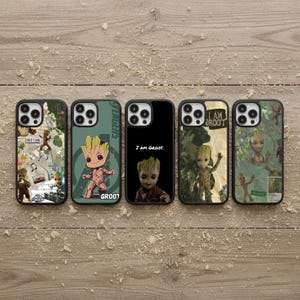 Puede incluir: Cinco fundas de teléfono con diferentes diseños con el personaje Groot. Las fundas tienen un borde negro y varios fondos, incluyendo un mapa, un fondo verde con Groot y las palabras "I AM GROOT."
