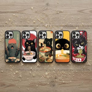 Puede incluir: Cinco fundas para teléfono con diseños de gatos y ramen. Cada funda presenta una ilustración diferente de un gato negro con cuencos de ramen, palillos y texto japonés. Las fundas tienen un borde negro y están sobre un fondo de vetas de madera.