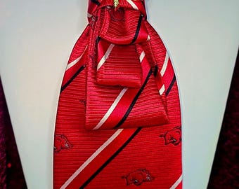 Collar con corbata reciclada: collar rojo y negro para el día del partido con broche vintage.