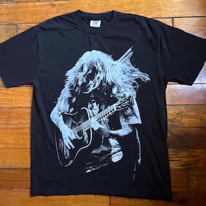 Camiseta Billy Strings negra BMFS de cuello redondo serigrafiada con colores cómodos