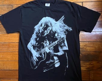 Camiseta Billy Strings negra BMFS de cuello redondo serigrafiada con colores cómodos