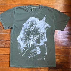 ビリー・ストリングス Tシャツ BMFS グラフィックTシャツ コンフォートカラー ダークグリーンにスクリーンプリント