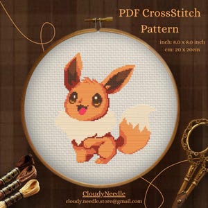 Puede incluir: Un patrón de punto de cruz con un personaje de dibujos animados Eevee, mostrado en un bastidor de bordado. El patrón mide 20 x 20 cm. El texto "PDF CrossStitch Pattern" y la dirección de correo electrónico del vendedor son visibles.