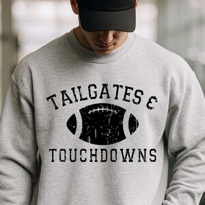 Sweat-shirt à col rond Tailgates & Touchdowns | Pull effet usé pour les jours de match de football