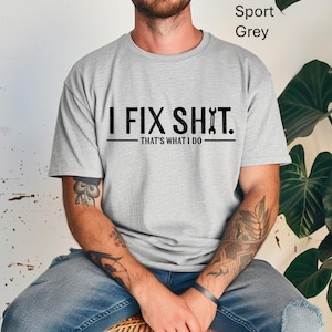 Arreglo cosas, eso es lo que hago. Camiseta unisex. Camiseta divertida de técnico en reparación.