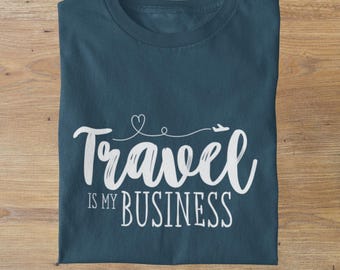 Travel Is My Business T-Shirt - Casual Style für Fernweh-Liebhaber, Reise-T-Shirt, Abenteuer-Top, Geschenk für Reisende, Unisex, Road Trip Shirt