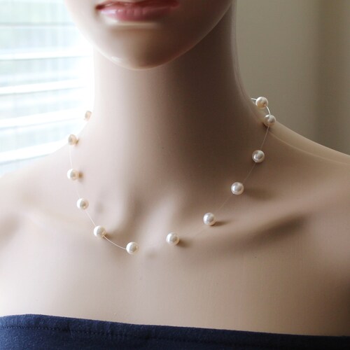 Collar con perlas Swarovski de 6 u 8 mm con efecto de ilusión flotante / Collar de longitud personalizada