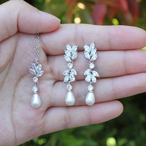 Pearl Earrings necklace bracelet set Pearl Bridesmaid Jewelry Set, Personalized Bridesmaid gift, Custom Bridesmaid gifts earrings bracelet