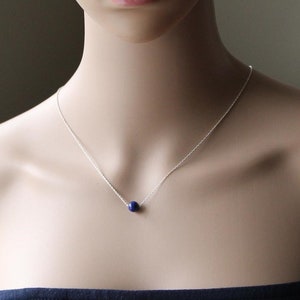 Collier flottant en argent sterling en lapis lazuli naturel 8 mm Collier en lapis-lazuli bleu Pierre de naissance Collier chaîne en corde à l&#39;infini