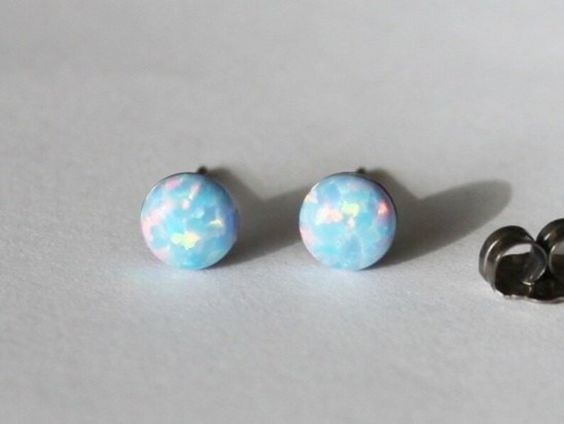 5mm Eisblau Titan Opal Ohrstecker - hypoallergene Ohrringe - hellblaue Opal Ohrstecker - Kleine Opal Ohrringe - Titan Ohrringe Bild 3