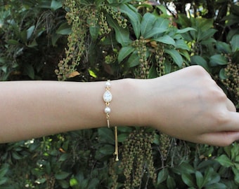 Custom Bridesmaid bracelet Crystal and pearl bracelet Bridesmaid jewelry Bridal pearl bracelet Bridesmaids bracelet Wedding pearl bracelet