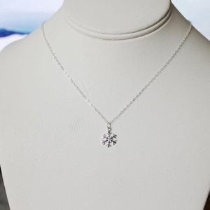 Christmas gift -Snowflake Necklace- Sterling Silver- Snow flake pendant necklace- Winter wedding- Bridesmaids necklace-Snow flake necklace