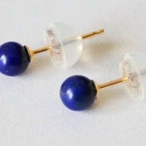 Peut inclure: Une paire de boucles d'oreilles en or avec des pierres rondes en lapis-lazuli bleu.
