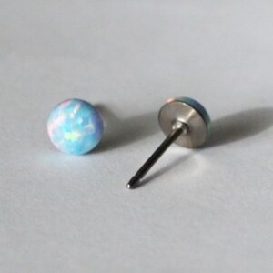 5mm Eisblau Titan Opal Ohrstecker - hypoallergene Ohrringe - hellblaue Opal Ohrstecker - Kleine Opal Ohrringe - Titan Ohrringe Bild 2