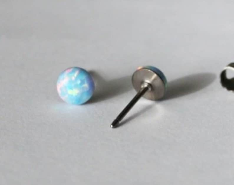 5mm Eisblau Titan Opal Ohrstecker - hypoallergene Ohrringe - hellblaue Opal Ohrstecker - Kleine Opal Ohrringe - Titan Ohrringe Bild 2
