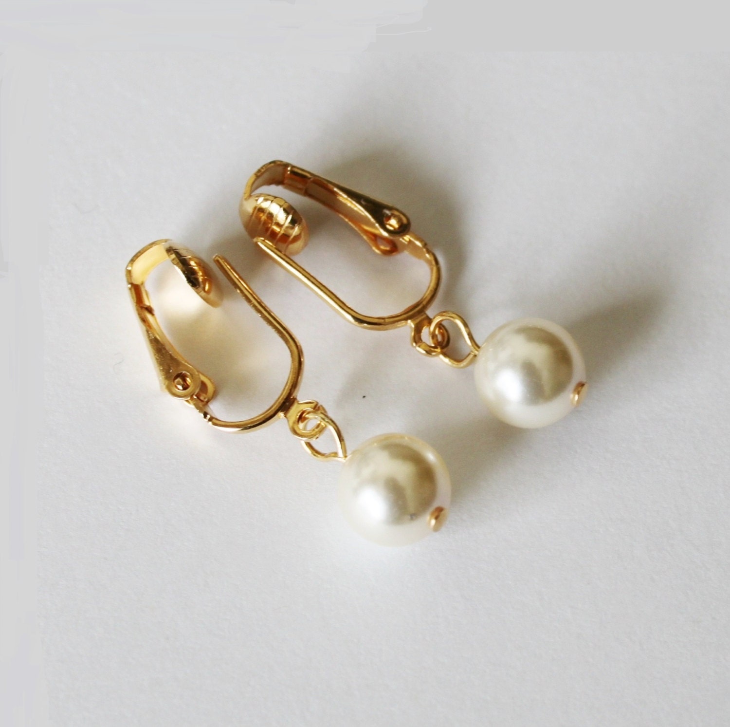 Clip-on stud earrings - Metal & glass pearls, gold, beige & pearly