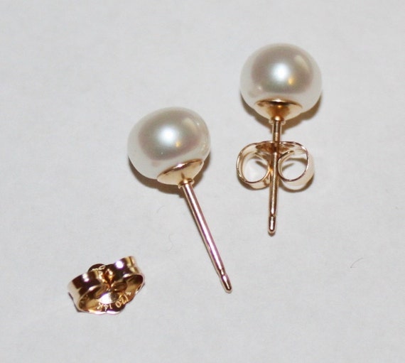 gold stud with pearl