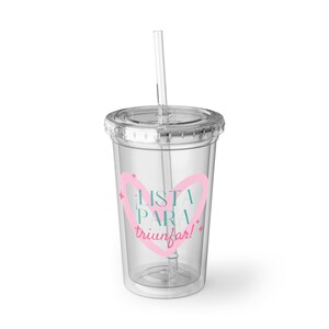 Puede incluir: Un vaso transparente de doble pared con tapa y pajita. El vaso presenta un diseño de corazón rosa con las palabras "LISTA PARA triunfar!" en verde azulado y rosa. El diseño incluye pequeños acentos de estrellas.