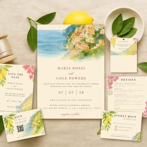 Puede incluir: Juego de invitaciones de boda con ilustraciones de acuarela de la costa de Amalfi, limones y flores rosas. La invitación incluye los nombres de Maria Rossi y Cole Powers, con la fecha y hora de la boda. Tarjetas adicionales incluyen RSVP y detalles.
