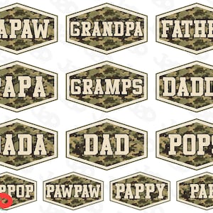 Può includere: Dodici disegni esagonali con nomi per padri e nonni. Ogni disegno presenta uno sfondo a motivo mimetico, un bordo bianco e testo bianco. I nomi includono PAPAW, GRANDPA, FATHER, PAPA, GRAMPS, DADDY, DADA, DAD, POPS, POPPOP, PAWPAW, PAPPY e PAPI.